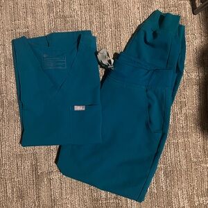 FIGS Women’s scrub set